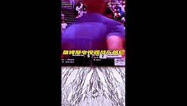 詹姆斯电视观战布朗尼比赛 肢体语言丰富