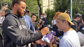 库里给现场的日本库密一一签名留念