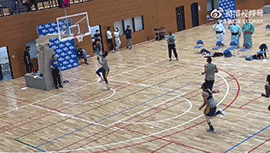 篮球场有点花！勇士训练课五人一小队快攻