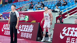 西热力江如何在场边指挥比赛？