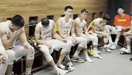 本场MVP！王哲林回到更衣室得到全队的掌声