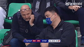 考察队员？姚明陪着乔尔杰维奇观看京粤大战