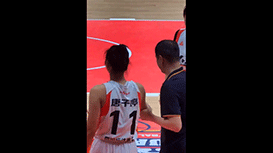 是真爱！李梦想上场打球却被主教练摁住