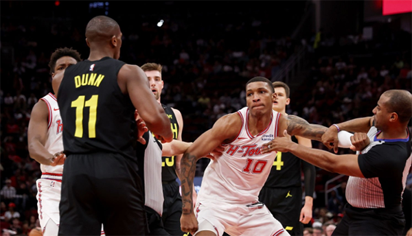NBA震撼罚单！火箭爵士冲突，邓恩史密斯禁赛，火药味十足